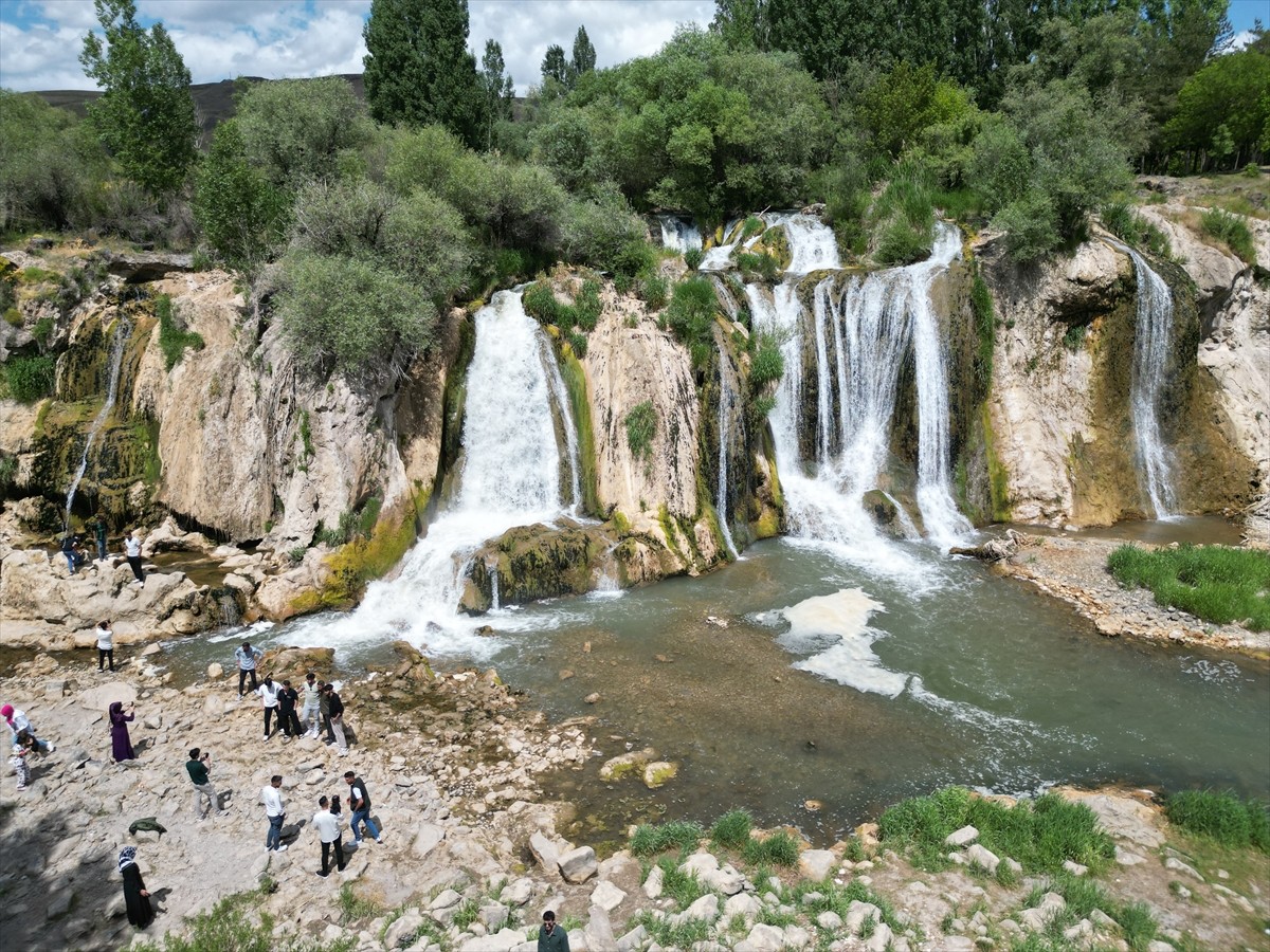 Van'da havanın ısınmasıyla çevresi yemyeşil örtüyle kaplanan Muradiye Şelalesi'nde Kurban Bayramı...
