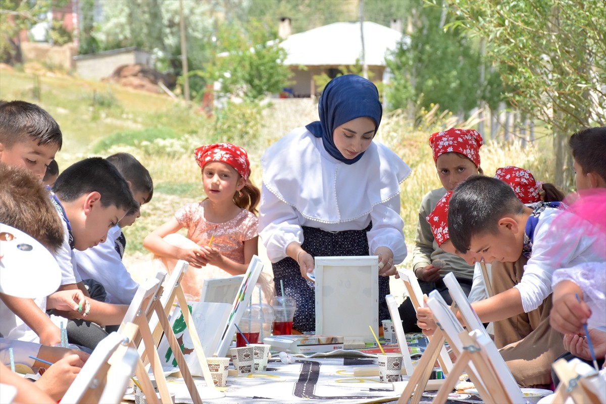 Van'ın Tuşba ilçesine bağlı kırsal Yemlice Mahallesi'nde yaşayan 24 yaşındaki ressam Pınar Dereli...