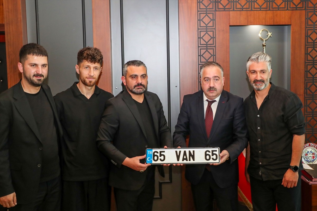 Van Emniyet Müdürü Murat Mutlu (sağ 2), Nesine 2. Lig'den Trendyol 1. Lig'e yükselen Artı Değer...