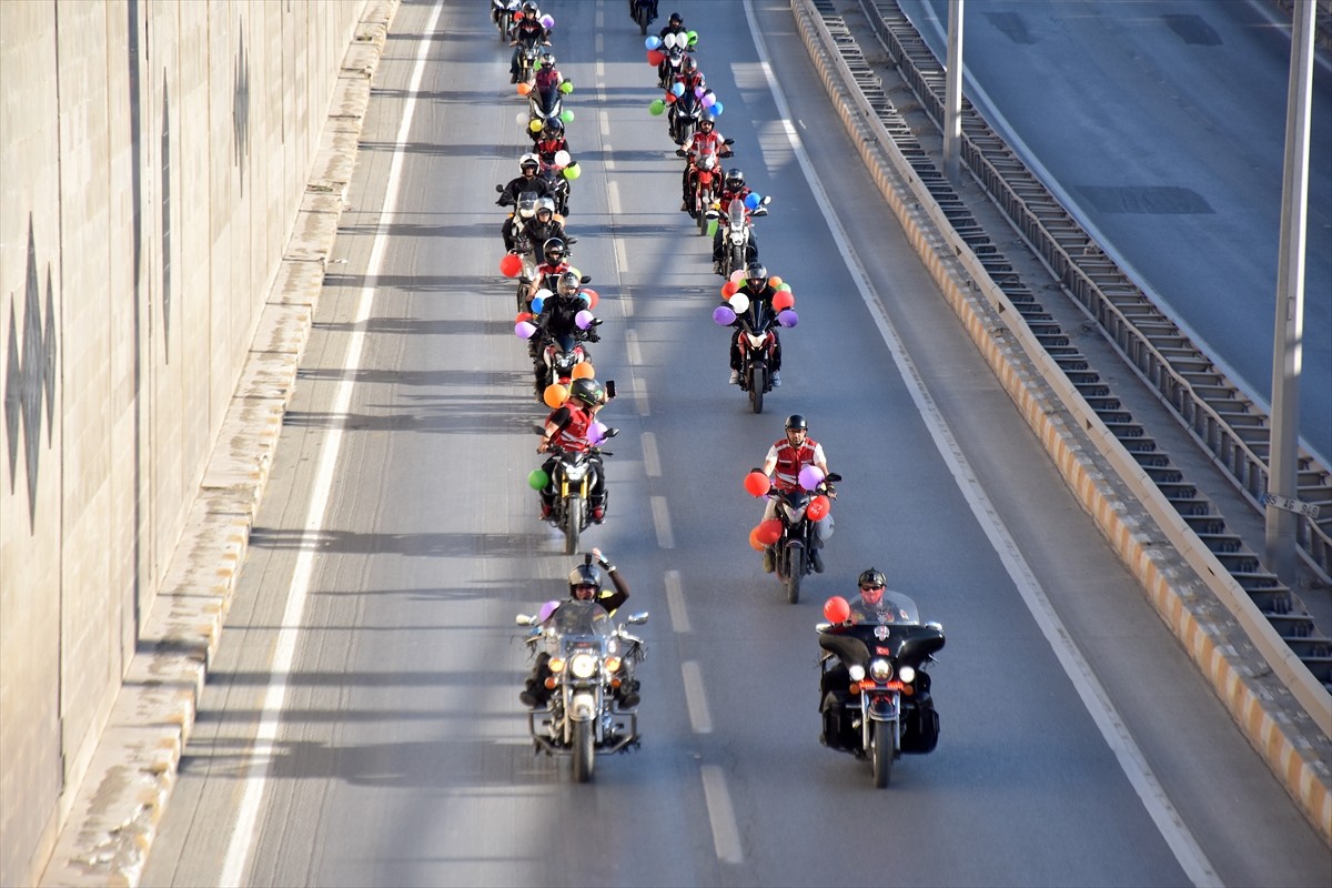 Van Moto Seyyahiler Kulübü öncülüğünde düzenlenen etkinlikte, lösemi tedavisi gören çocuklar için...