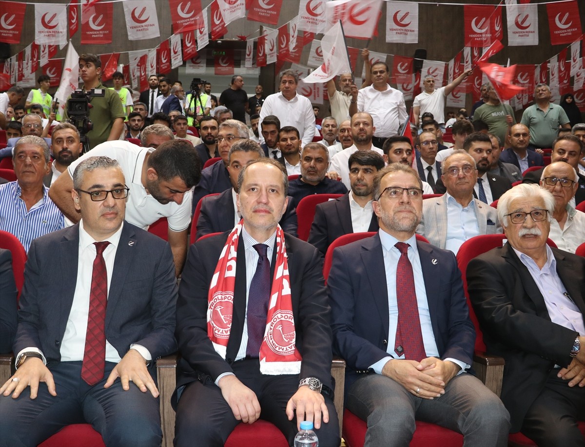 Yeniden Refah Partisi Genel Başkanı Fatih Erbakan, partisinin Batman 2. Olağan Kongresi'ne...