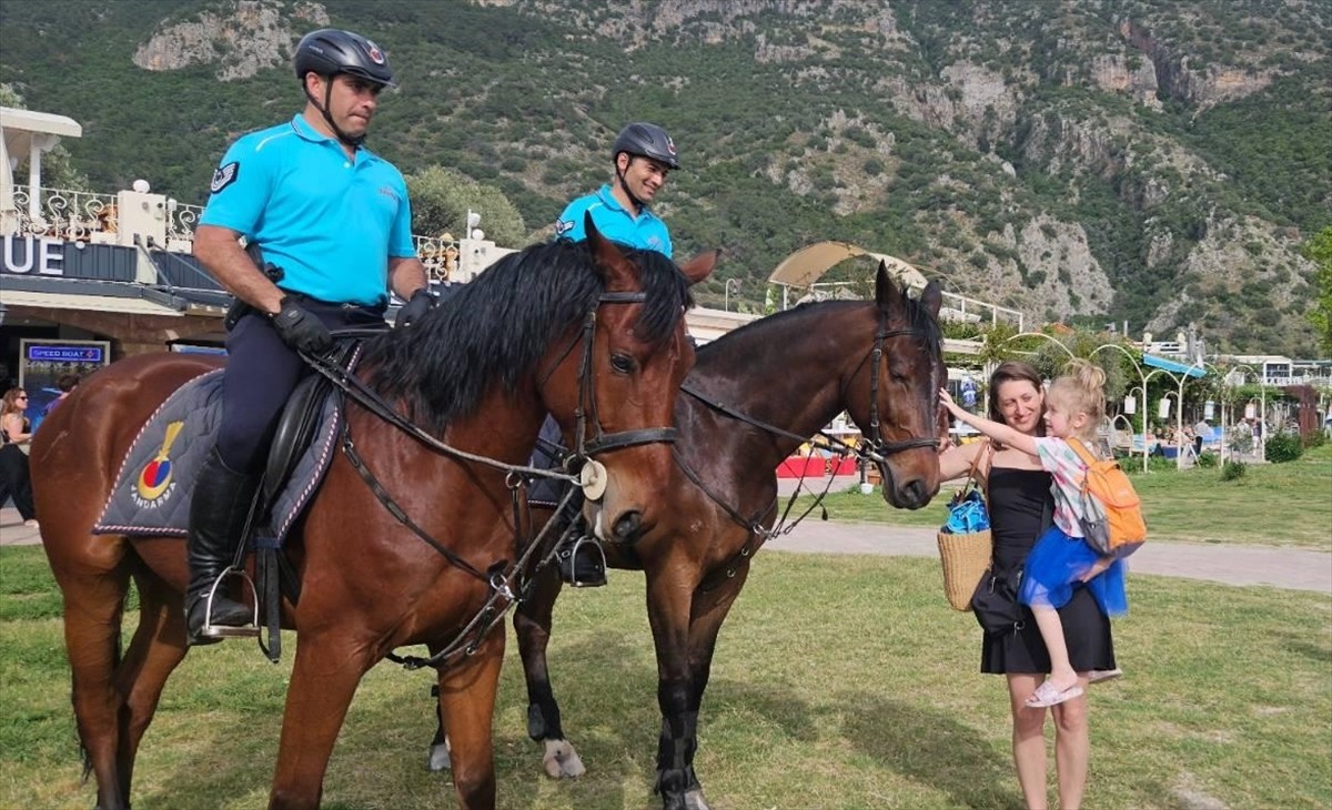 Yerli ve yabancı turist yoğunluğunun arttığı Muğla'nın Fethiye ilçesinin turistik mahallesi...