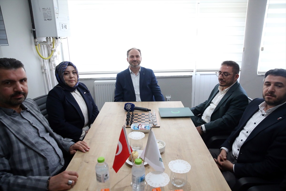 Yeşilay Genel Başkanı Mehmet Dinç, Derneğin Kastamonu Şubesi'ni ziyaret etti.