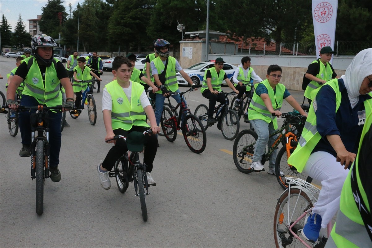Yeşilay tarafından "Sağlığın keyfini birlikte sürelim" sloganıyla Tokat'ta  bisiklet turu...