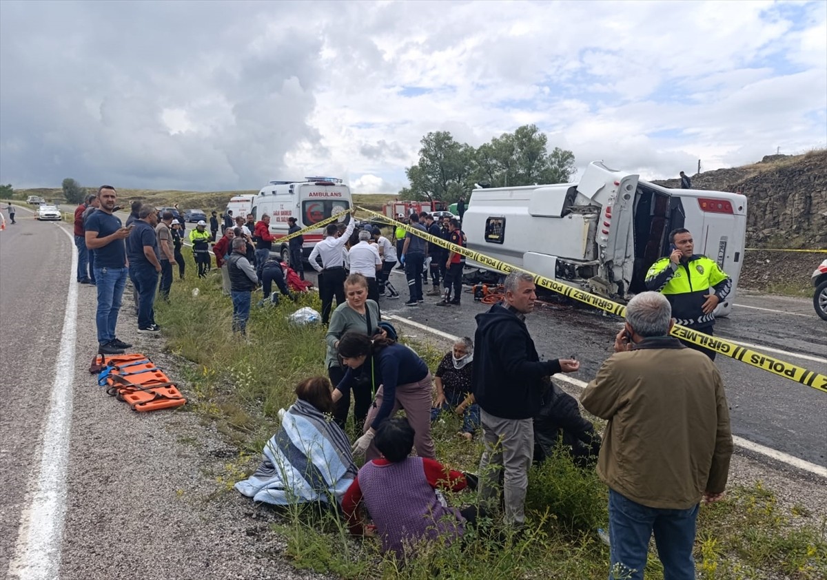 Yozgat'ın Akdağmadeni ilçesinde, cenaze töreninden dönenleri taşıyan midibüsün devrilmesi sonucu 2...