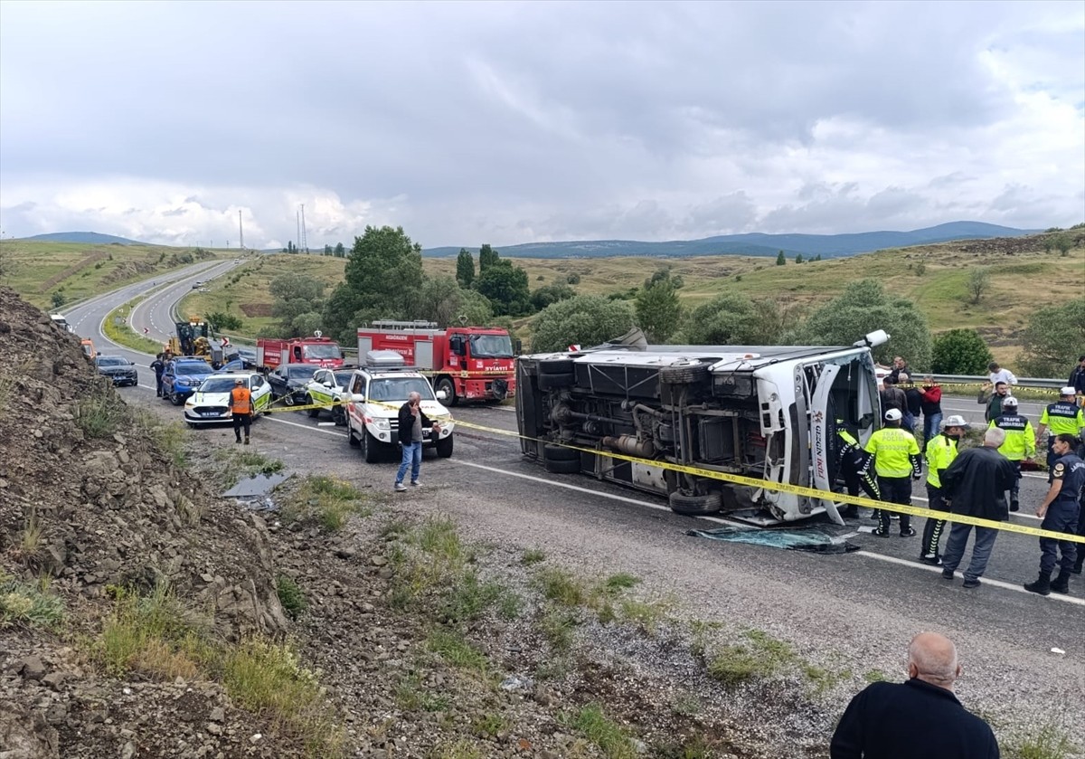 Yozgat'ın Akdağmadeni ilçesinde, cenaze töreninden dönenleri taşıyan midibüsün devrilmesi sonucu 2...