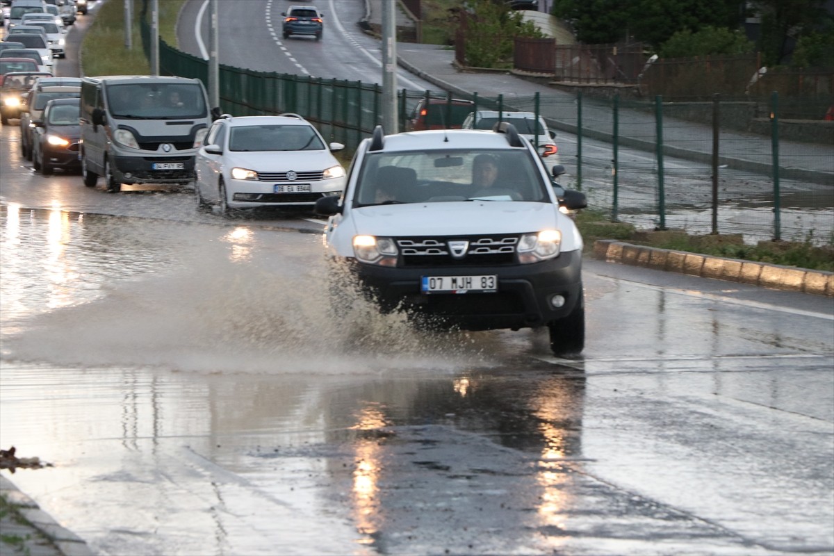 Yozgat'ta sağanak ve dolu, hayatı olumsuz etkiledi. Kentte ve bazı ilçelerde etkili olan sağanak...