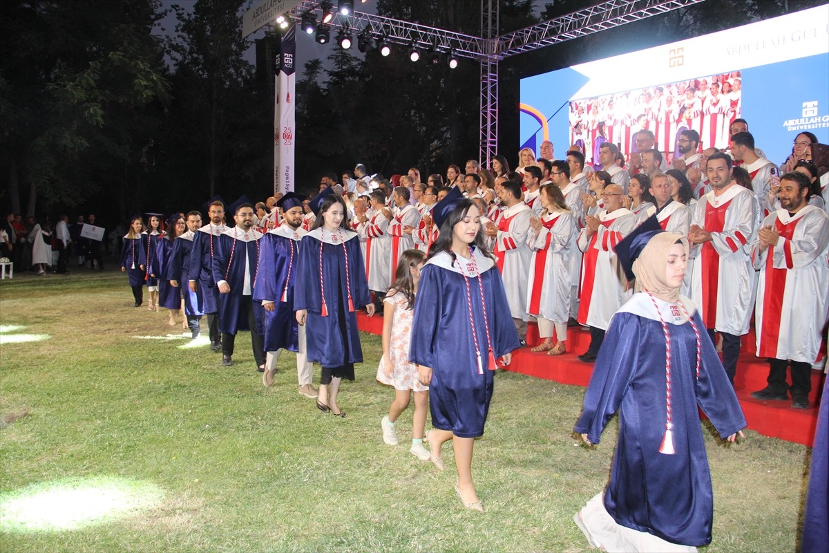 11. Cumhurbaşkanı Abdullah Gül (sol 4), Kayseri'deki Abdullah Gül Üniversitesinin (AGÜ) mezuniyet...