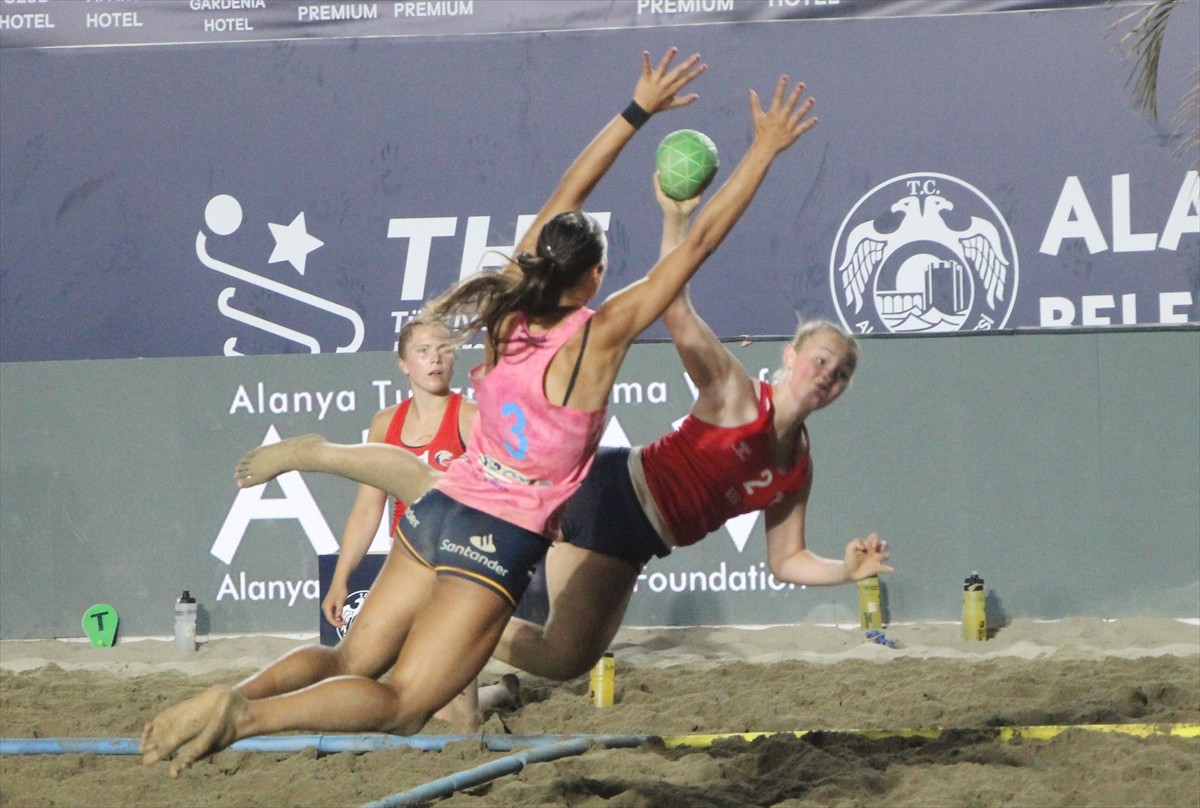 17 Yaş Altı EHF Avrupa Plaj Hentbolu Şampiyonası'nda erkeklerde Almanya, kadınlarda İspanya...