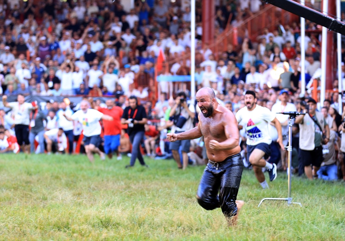 664. Tarihi Kırkpınar Yağlı Güreşleri'nde başpehlivanlığı, finalde Feyzullah Aktürk'ü yenen Orhan...