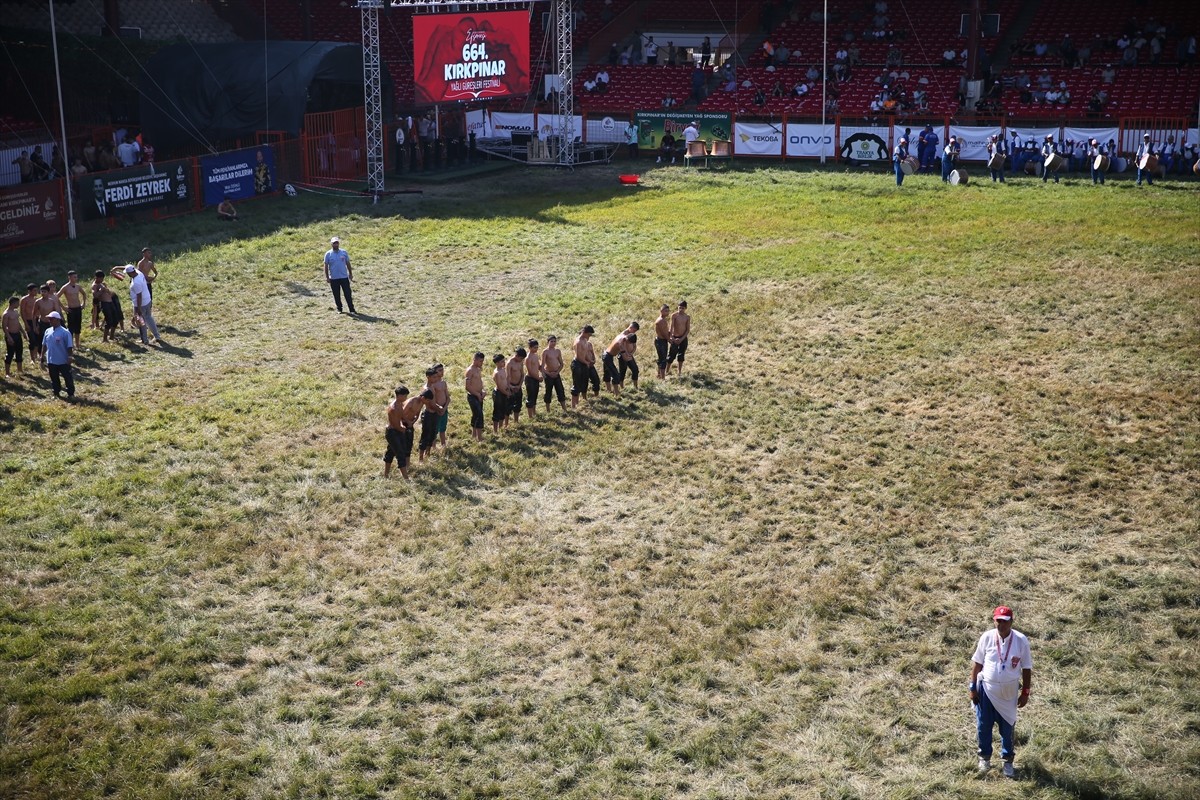 664. Tarihi Kırkpınar Yağlı Güreşleri'nin son günü, alt boylardaki pehlivanların müsabakalarıyla...