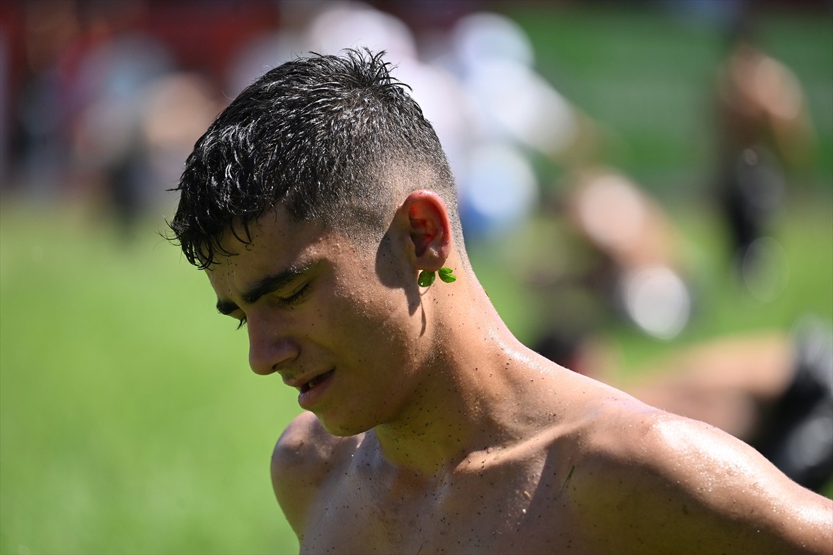 664. Tarihi Kırkpınar Yağlı Güreşleri, farklı boylardaki müsabakalarla Edirne'deki Sarayiçi Er...