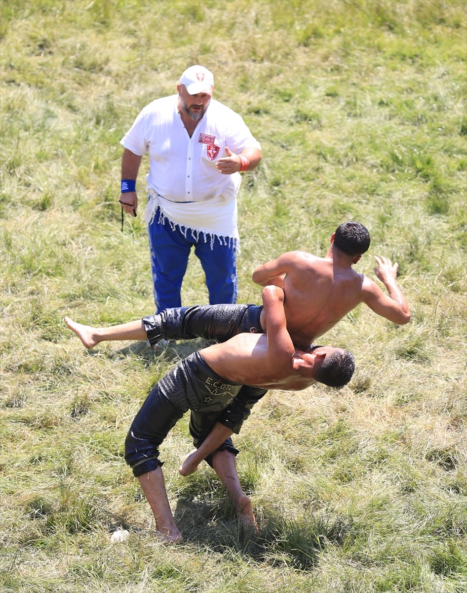664. Tarihi Kırkpınar Yağlı Güreşleri ikinci günü, farklı boylardaki müsabakalarla Edirne'deki...