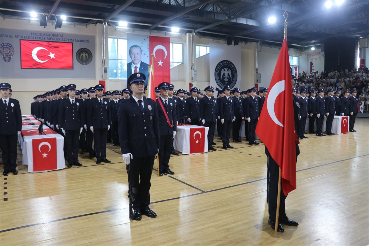 Adana'da Kemal Serhadlı Polis Meslek Eğitim Merkezi'nde (POMEM) eğitimlerini tamamlayan 323 polis...