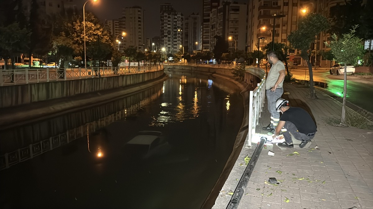 Adana'da otomobilin sulama kanalına devrilmesi sonucu 3 kişi yaralandı.