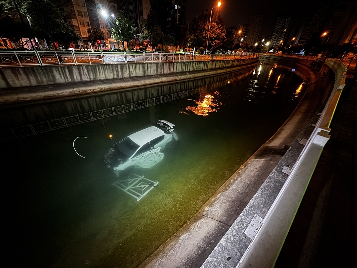 Adana'da otomobilin sulama kanalına devrilmesi sonucu 3 kişi yaralandı.