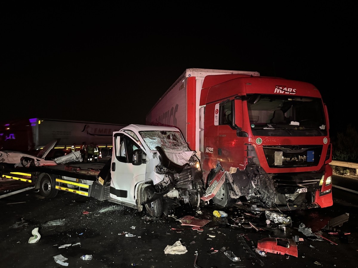 Adana'nın merkez Sarıçam ilçesinde, 4 aracın karıştığı zincirleme trafik kazasında 8 kişi...