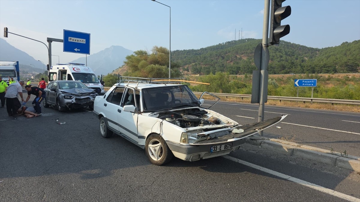 Adana'nın Pozantı ilçesinde 2 otomobilin çarpışması sonucu 1 kişi yaralandı.