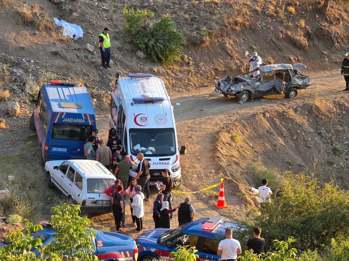 Adana'nın Pozantı ilçesinde otomobilin uçuruma yuvarlanması sonucu 1 kişi hayatını kaybetti, 7...