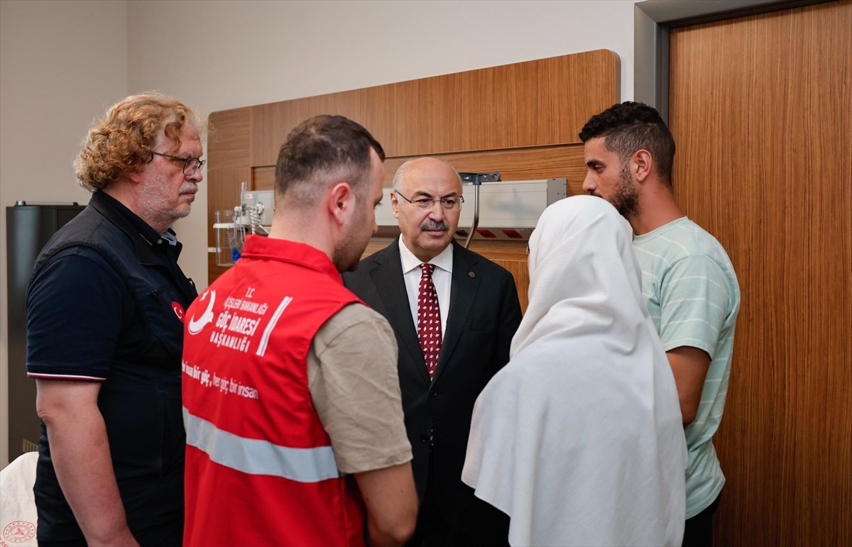 Adana Valisi Yavuz Selim Köşger (ortada), sağlık ihtiyaçları dolayısıyla Gazze'den getirilen ve...