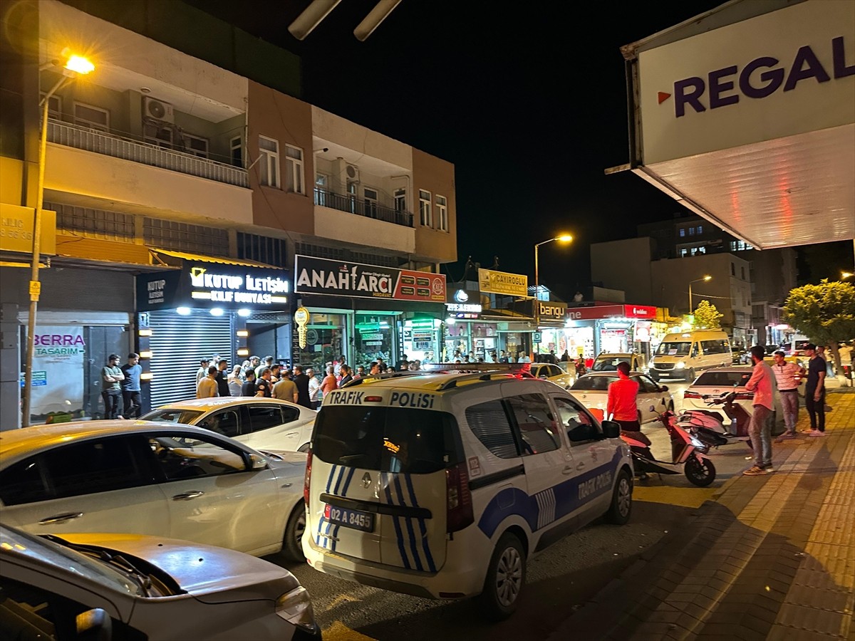 Adıyaman'ın Kahta ilçesinde iki grup arasında çıkan bıçaklı ve silahlı kavgada 5 kişi yaralandı....