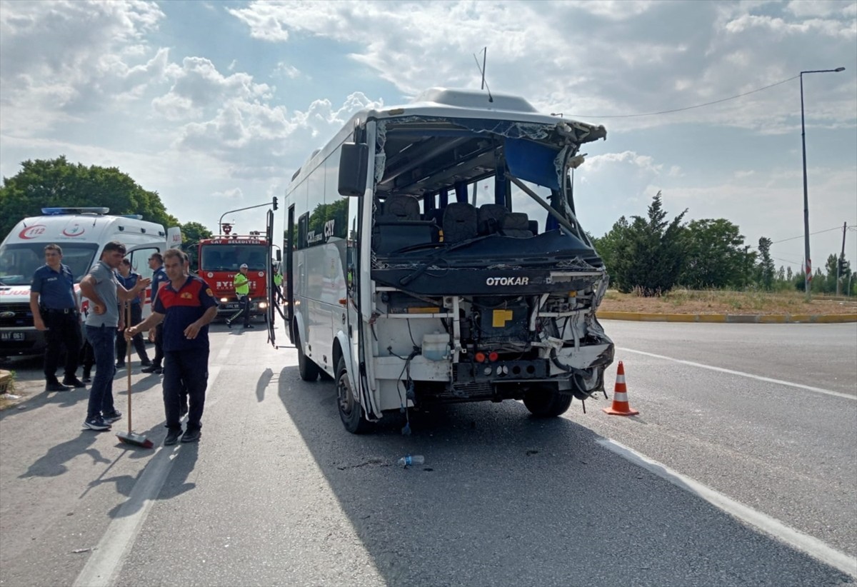 Afyonkarahisar'ın Çay ilçesinde otobüs ile kamyonun çarpışması sonucu biri çocuk 7 kişi...