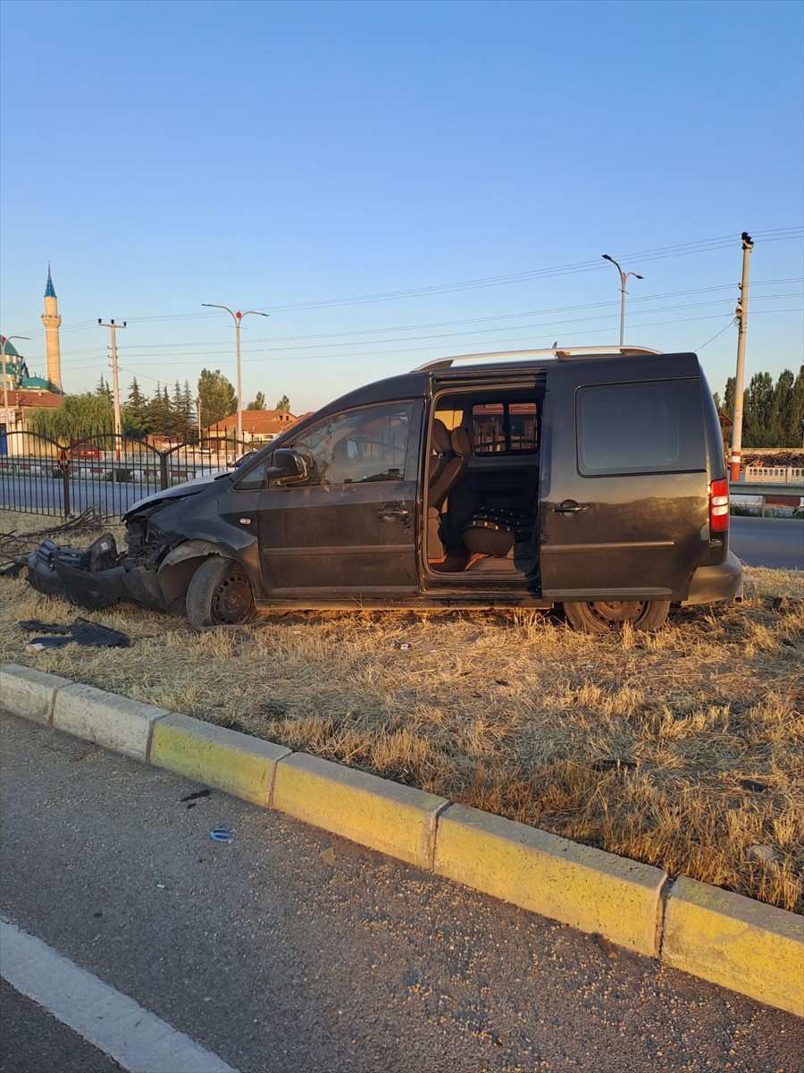  Afyonkarahisar'ın Sinanpaşa ilçesinde refüjdeki demir korkuluklara çarpan hafif ticari araçtaki 4...