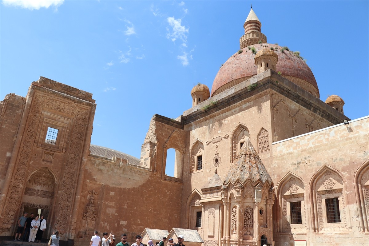 Ağrı'nın Doğubayazıt ilçesinde bulunan tarihi İshak Paşa Sarayı'nda hüsn-i hat, tezhip, minyatür...