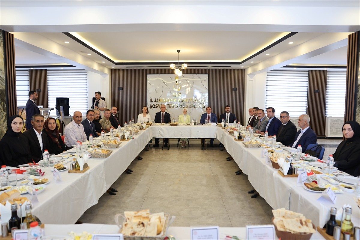 Aile ve Sosyal Hizmetler Bakanı Mahinur Özdemir Göktaş, Muş'ta İl Jandarma Komutanlığı sosyal...