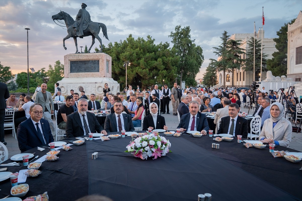 Aile ve Sosyal Hizmetler Bakanı Mahinur Özdemir Göktaş (ortada) ile Milli Eğitim Bakanı Yusuf...