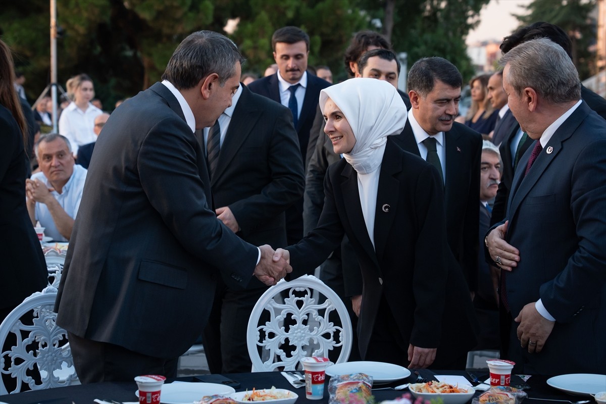 Aile ve Sosyal Hizmetler Bakanı Mahinur Özdemir Göktaş (ortada) ile Milli Eğitim Bakanı Yusuf...