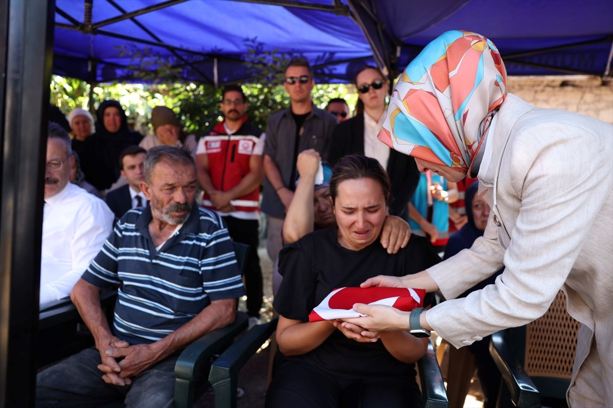 Aile ve Sosyal Hizmetler Bakanı Mahinur Özdemir Göktaş (sağda), Eskişehir'in Seyitgazi ilçesine...
