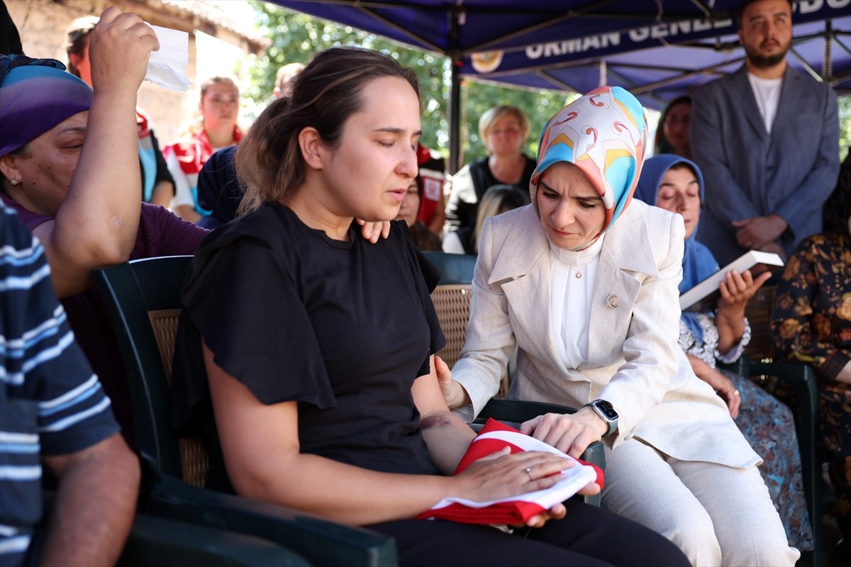 Aile ve Sosyal Hizmetler Bakanı Mahinur Özdemir Göktaş (sağda), Eskişehir'in Seyitgazi ilçesine...