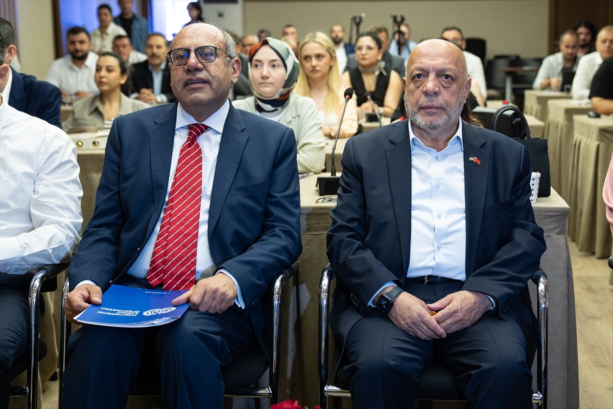 AK-İŞ Genel Başkanı Mahmut Arslan (ortada), HAK-İŞ binasında, Uluslararası Çalışma Örgütü (ILO)...