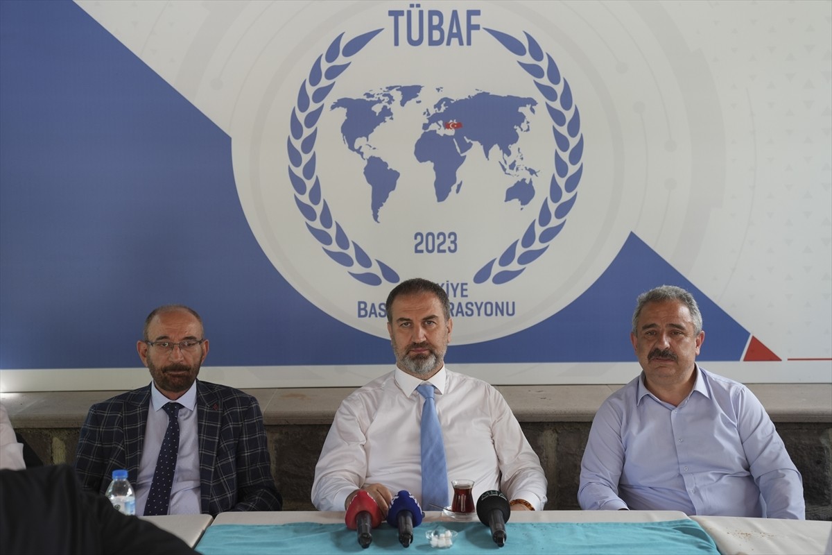 AK Parti Genel Başkan Yardımcısı Mustafa Şen (ortada), Türkiye Basın Federasyonu'nda düzenlenen...