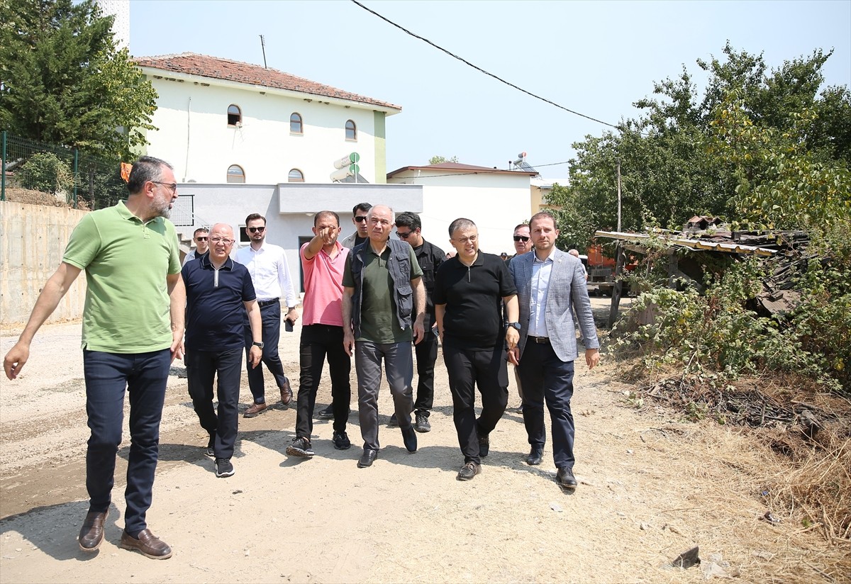 AK Parti Genel Başkanvekili Efkan Ala (sağda), Bursa'nın Gürsu ve Kestel ilçeleri arasında çıkan...