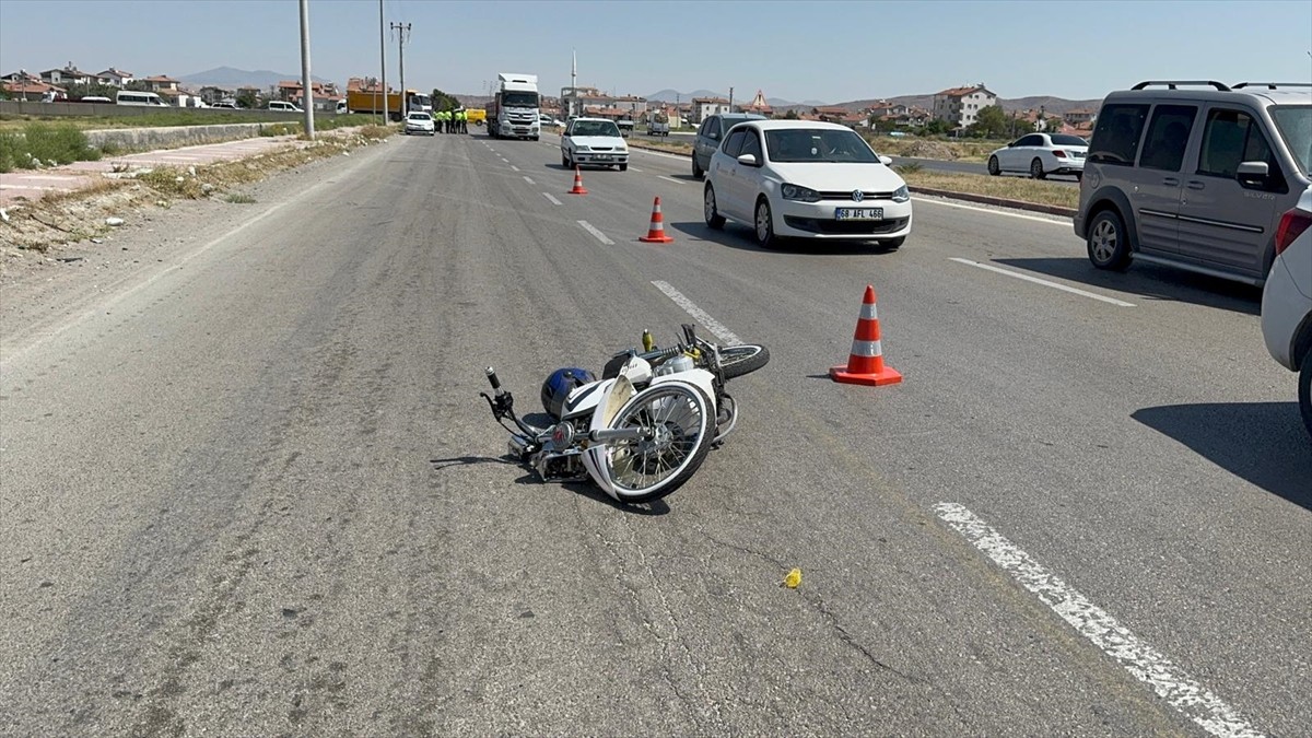 Aksaray'da sürücüsü "dur" ihtarına uymayan motosikletin çarptığı polis memuru yaralandı.