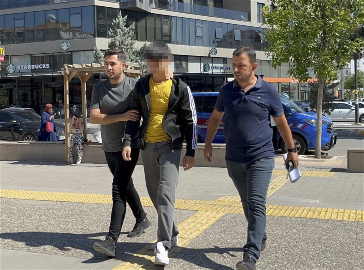 Aksaray'da tartıştığı ağabeyini bıçaklayarak öldürdüğü öne sürülen şüpheli...