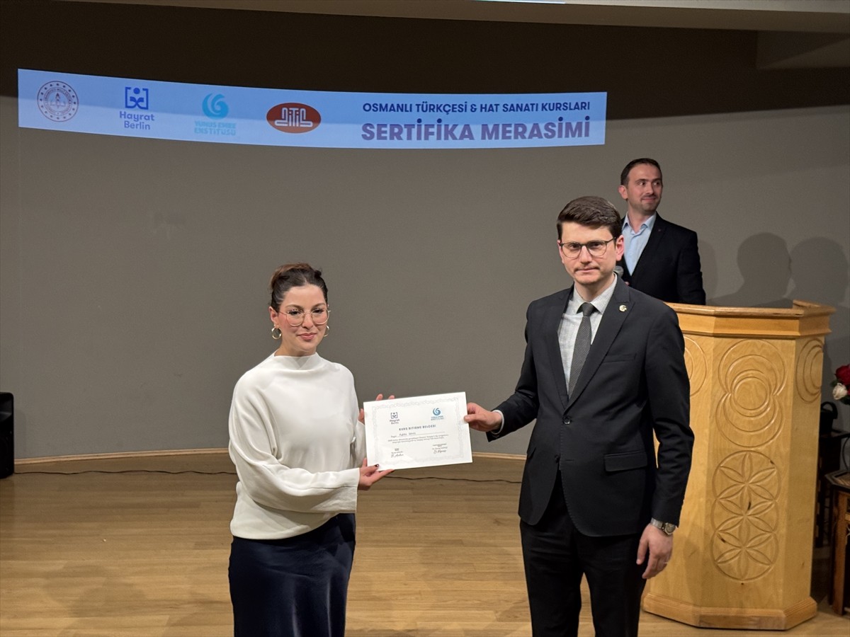 Almanya'nın başkenti Berlin'de, Osmanlı Türkçesi ve hat sanatı kurslarını başarıyla tamamlayan 146...