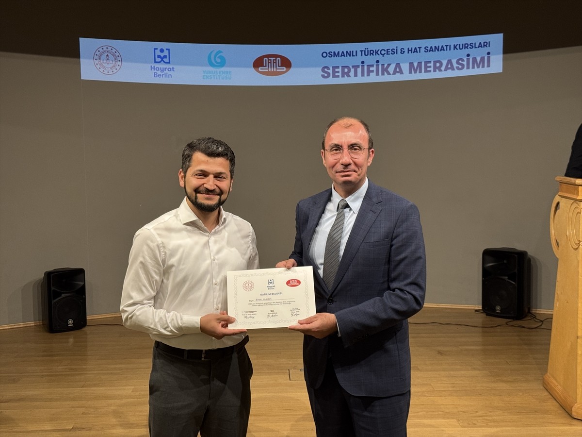 Almanya'nın başkenti Berlin'de, Osmanlı Türkçesi ve hat sanatı kurslarını başarıyla tamamlayan 146...