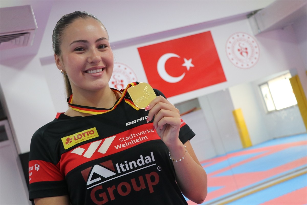 Almanya Masa Tenisi Ligi'nde (Bundesliga), takımı TTC 1946 Weinheim ile şampiyonluğa ulaşan ve bu...