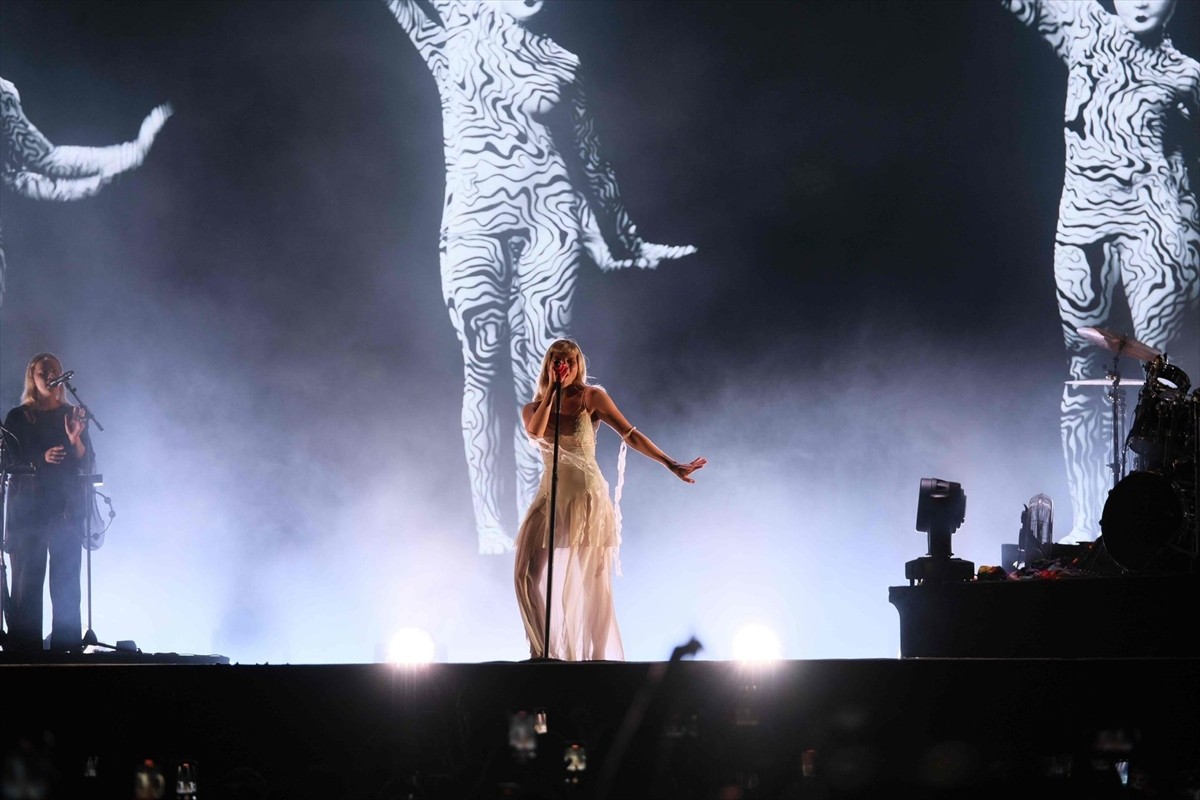 Alternatif pop ve elektronik müziğin tanınan seslerinden Norveçli şarkıcı, söz yazarı, dansçı ve...