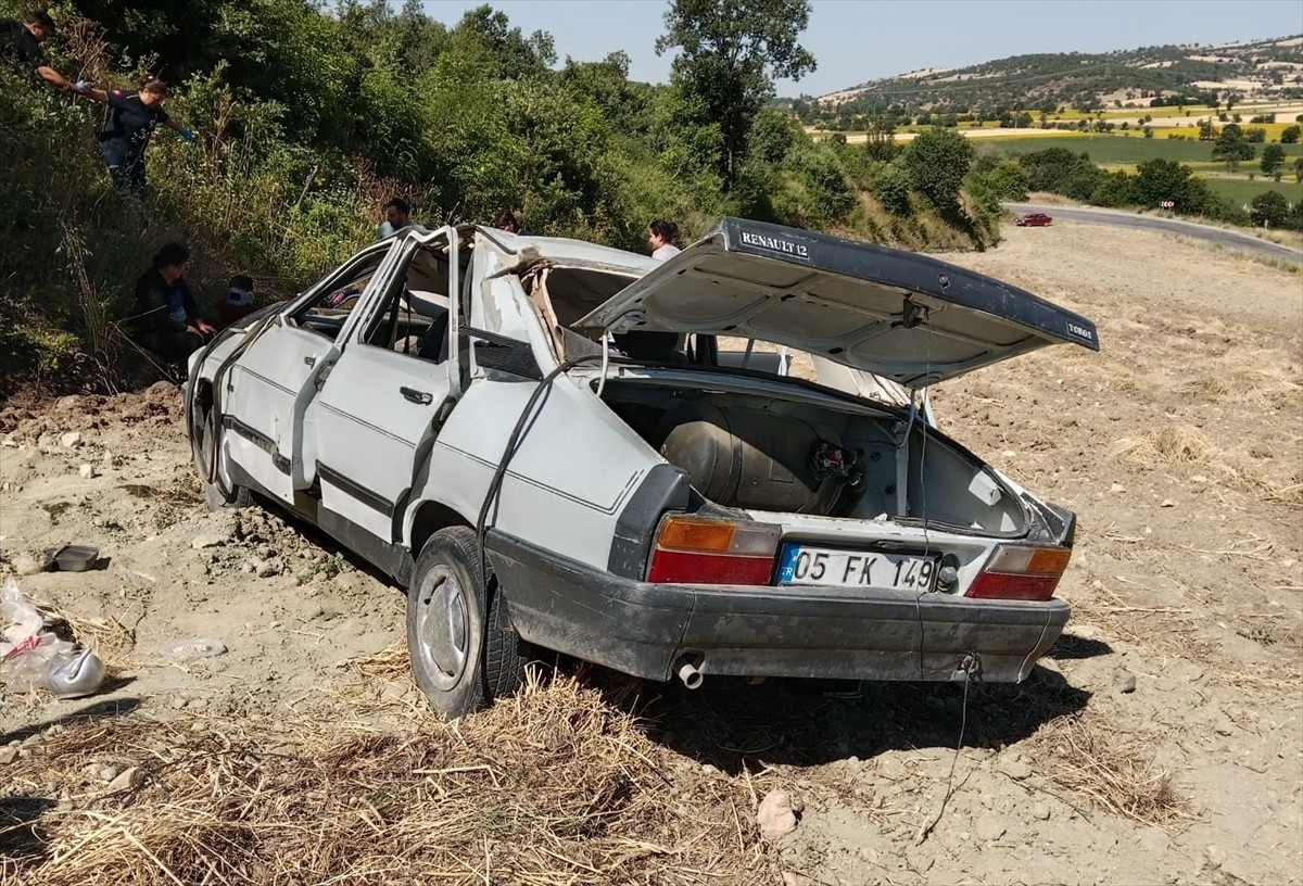 Amasya'da şarampole devrilen otomobildeki 4 kişi yaralandı.