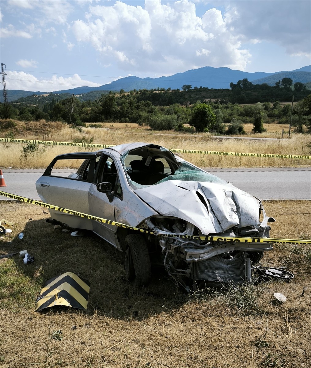 Amasya'nın Gümüşhacıköy ilçesinde devrilen otomobildeki 1 çocuk öldü, 4 kişi yaralandı. İhbar...