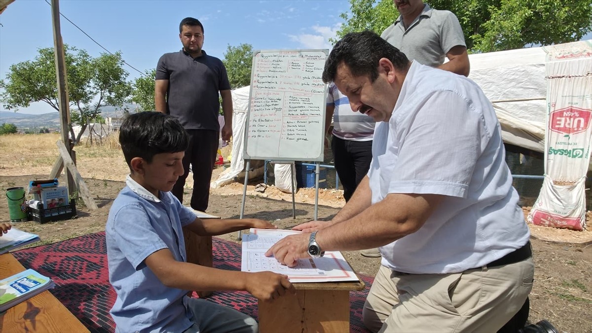 Amasya'nın Gümüşhacıköy ilçesinde mevsimlik tarım işçilerinin çocuklarına yönelik "Çadır Kur'an...
