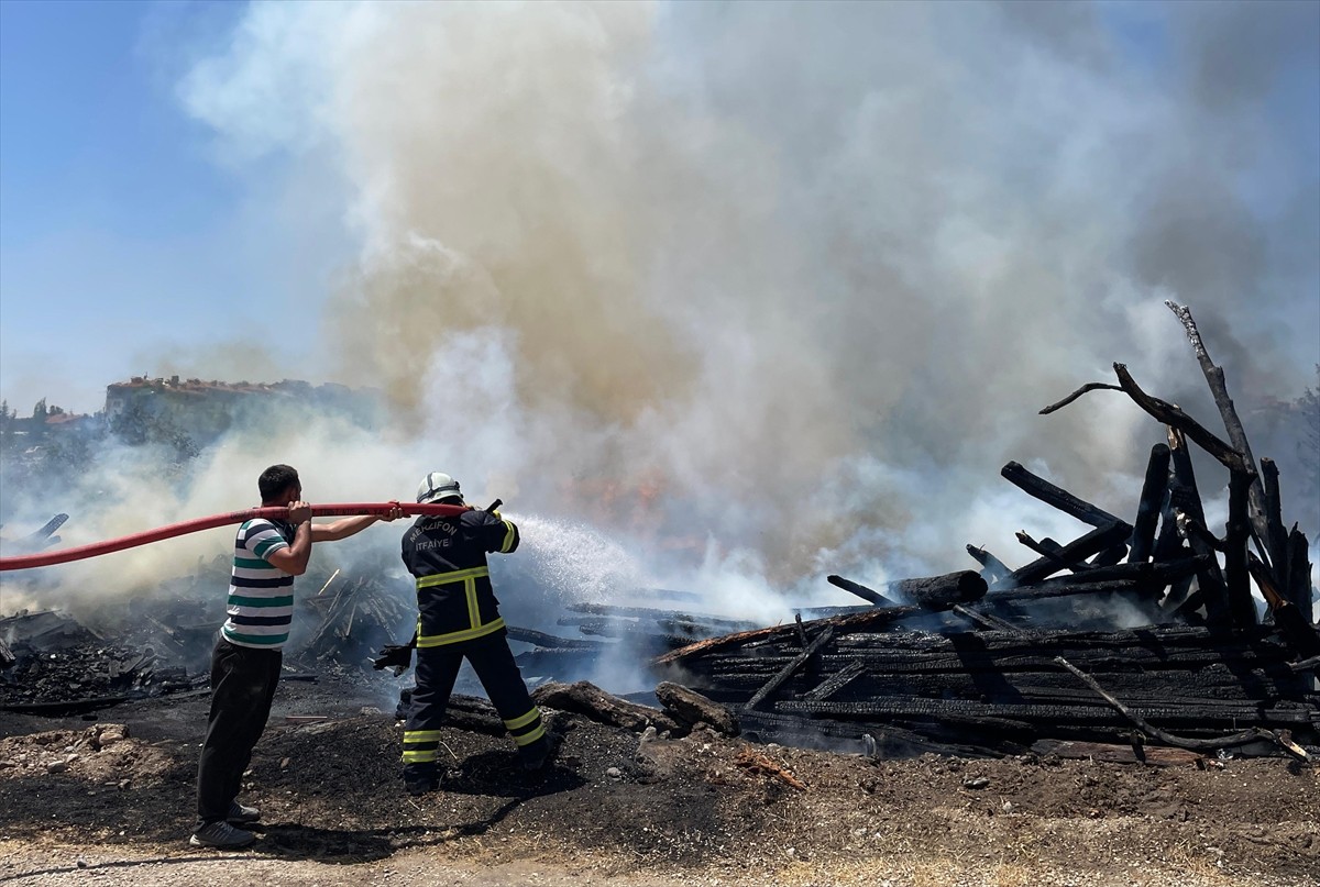 Amasya'nın Merzifon ilçesinde kereste deposunda çıkan yangına itfaiye ekiplerince müdahale...