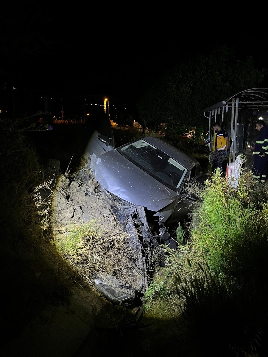 Amasya'nın Merzifon ilçesinde su kanalına düşen otomobildeki yabancı uyruklu 4 kişi yaralandı....