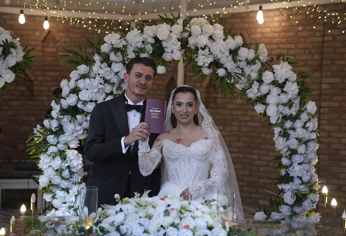 Anadolu Ajansı (AA) muhabirleri Ahmet Serdar Eser ve Zehra Tekeci, Konya'daki Altınsaray Kır Düğün...