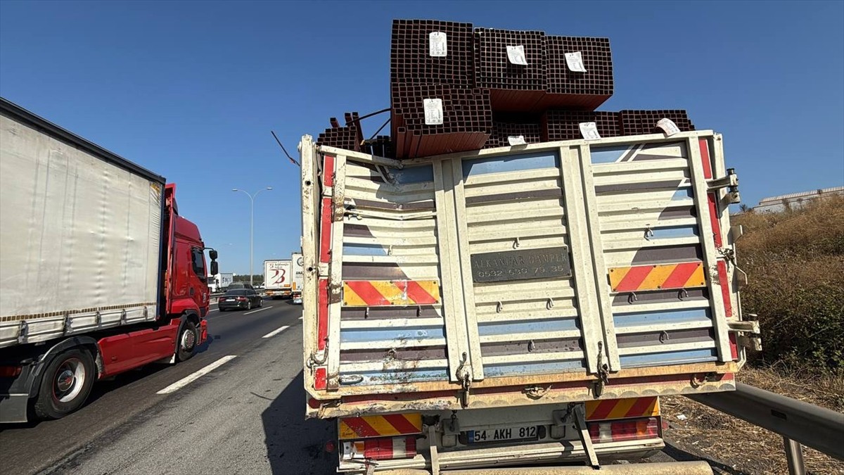 Anadolu Otoyolu'nun Kocaeli kesiminde yolcu otobüsünün kamyona çarpması sonucu 1'i ağır 7 kişi...