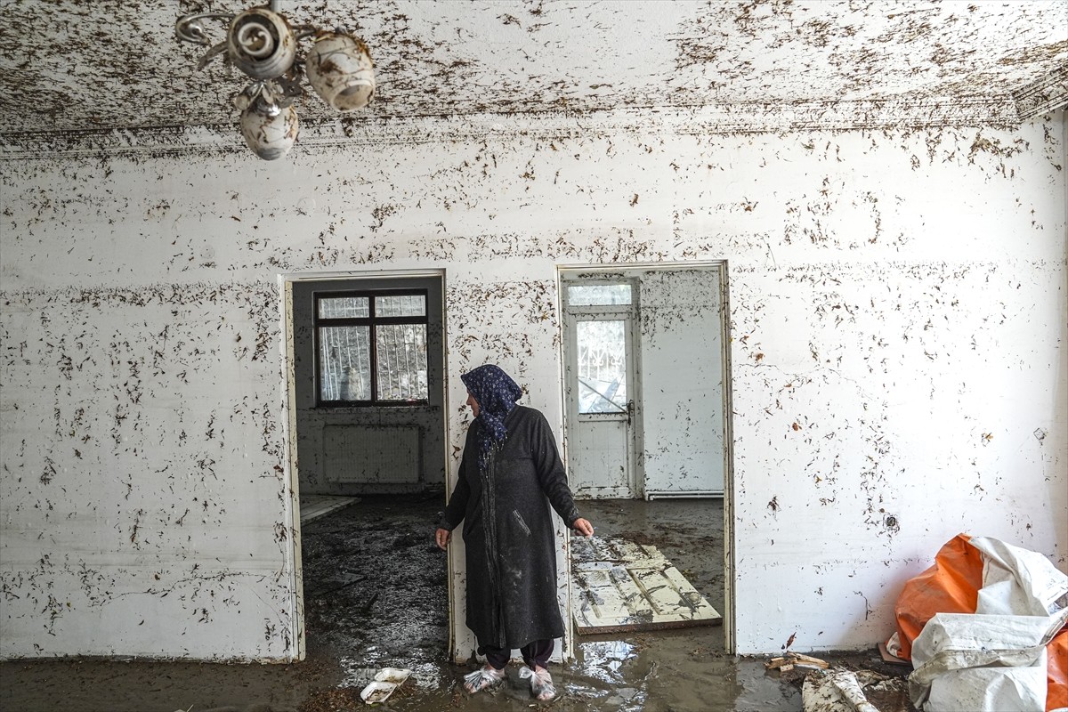Ankara'da etkili olan sağanağın ardından, günün ağarmasıyla vatandaşlar su basan evlerinde...